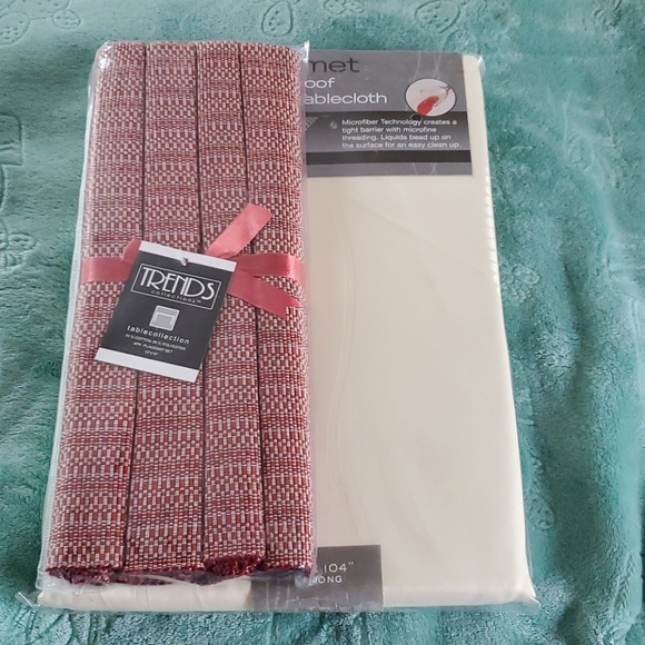 NWOT Tablecloth/Placemats Bundle - Picture 1 of 7